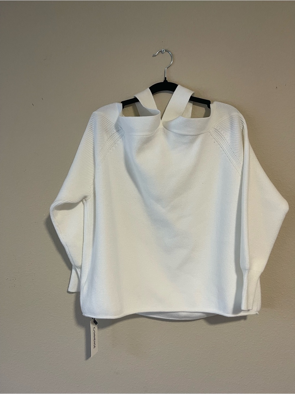 Elegant off-shoulder sweater with a V-neck crossover strap
White SMALL NWT - Picture 2 of 6
